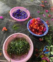 Load image into Gallery viewer, Mulberry Paper Notecards w/ Real Flowers and Straight Edges